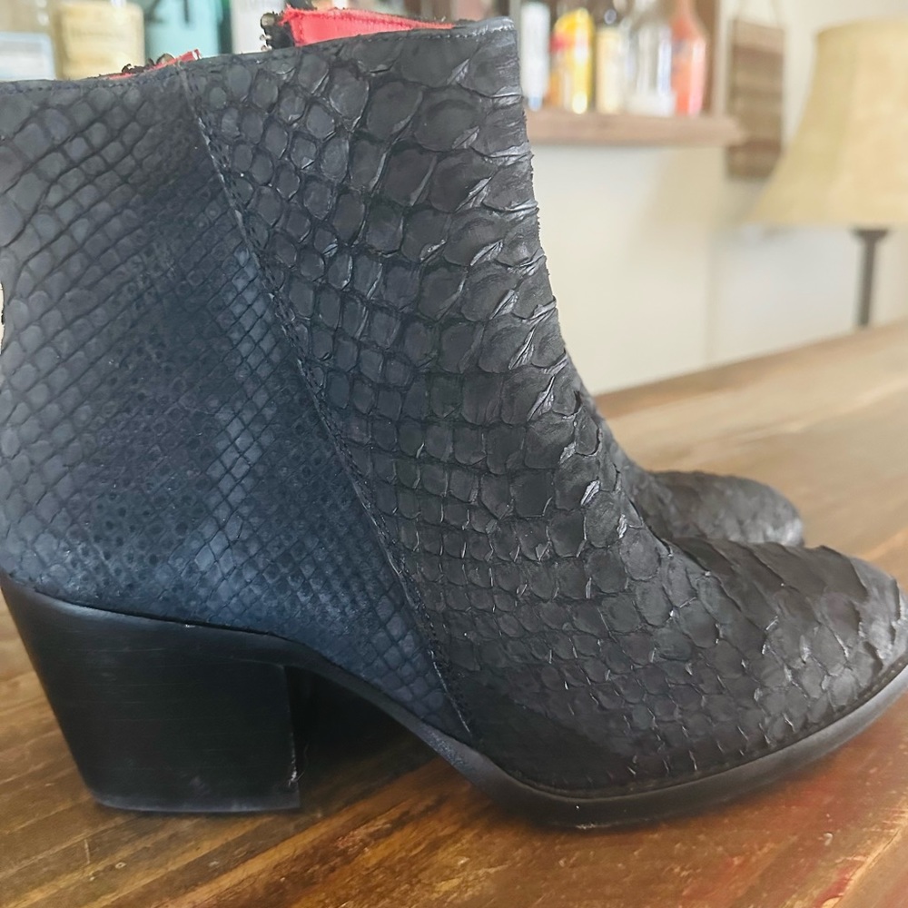 Ella Boot Snakeskin Navy Size 8
